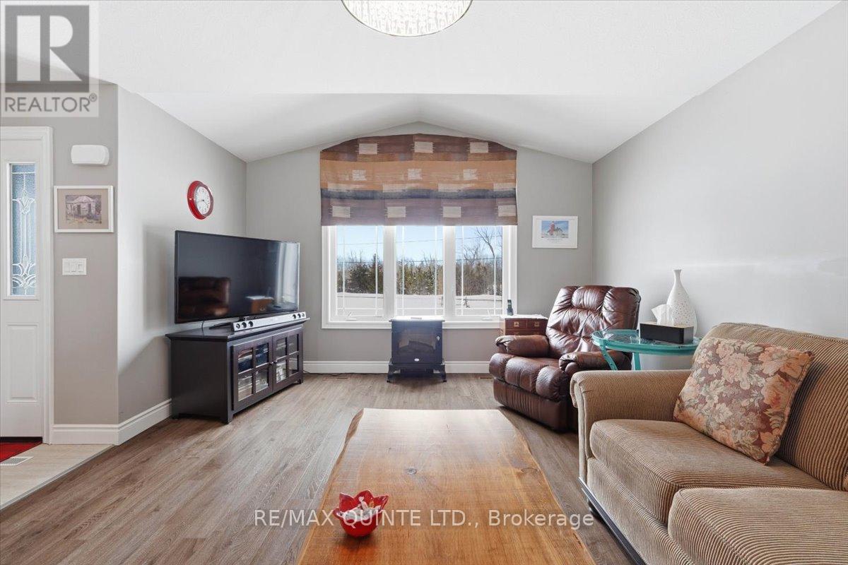 355 Mitchells Crossroad, Prince Edward County (North Marysburg Ward), Ontario  K0K 2T0 - Photo 7 - X12834248