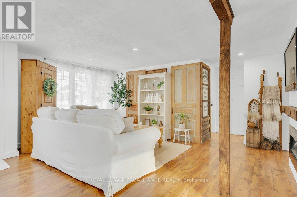 21569 Loyalist Parkway, Prince Edward County (Ameliasburg Ward), Ontario  K0K 1L0 - Photo 14 - X12834254