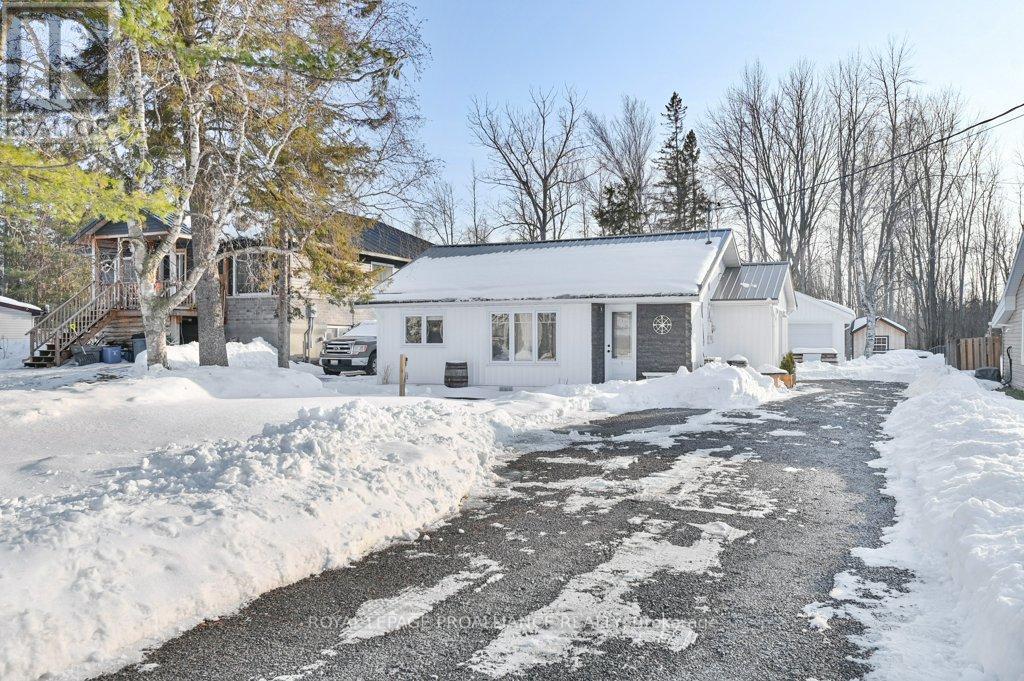 21569 Loyalist Parkway, Prince Edward County (Ameliasburg Ward), Ontario  K0K 1L0 - Photo 2 - X12834254