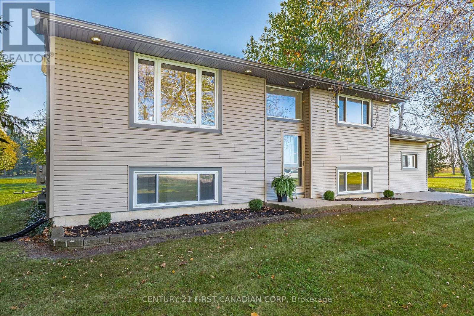 70986 B Line, Lambton Shores, Ontario  N0M 1T0 - Photo 4 - X12834168