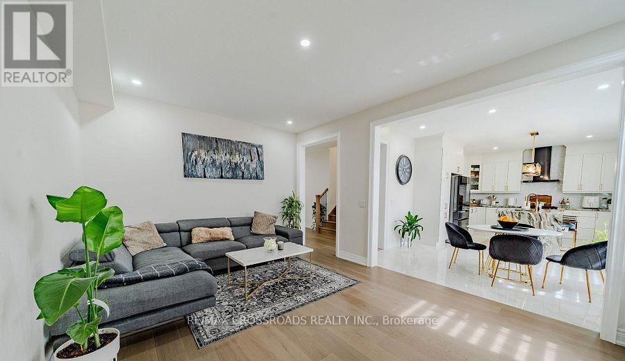 50 Carriage Shop Bend, East Gwillimbury, Ontario  L9N 0Y5 - Photo 4 - N12834178