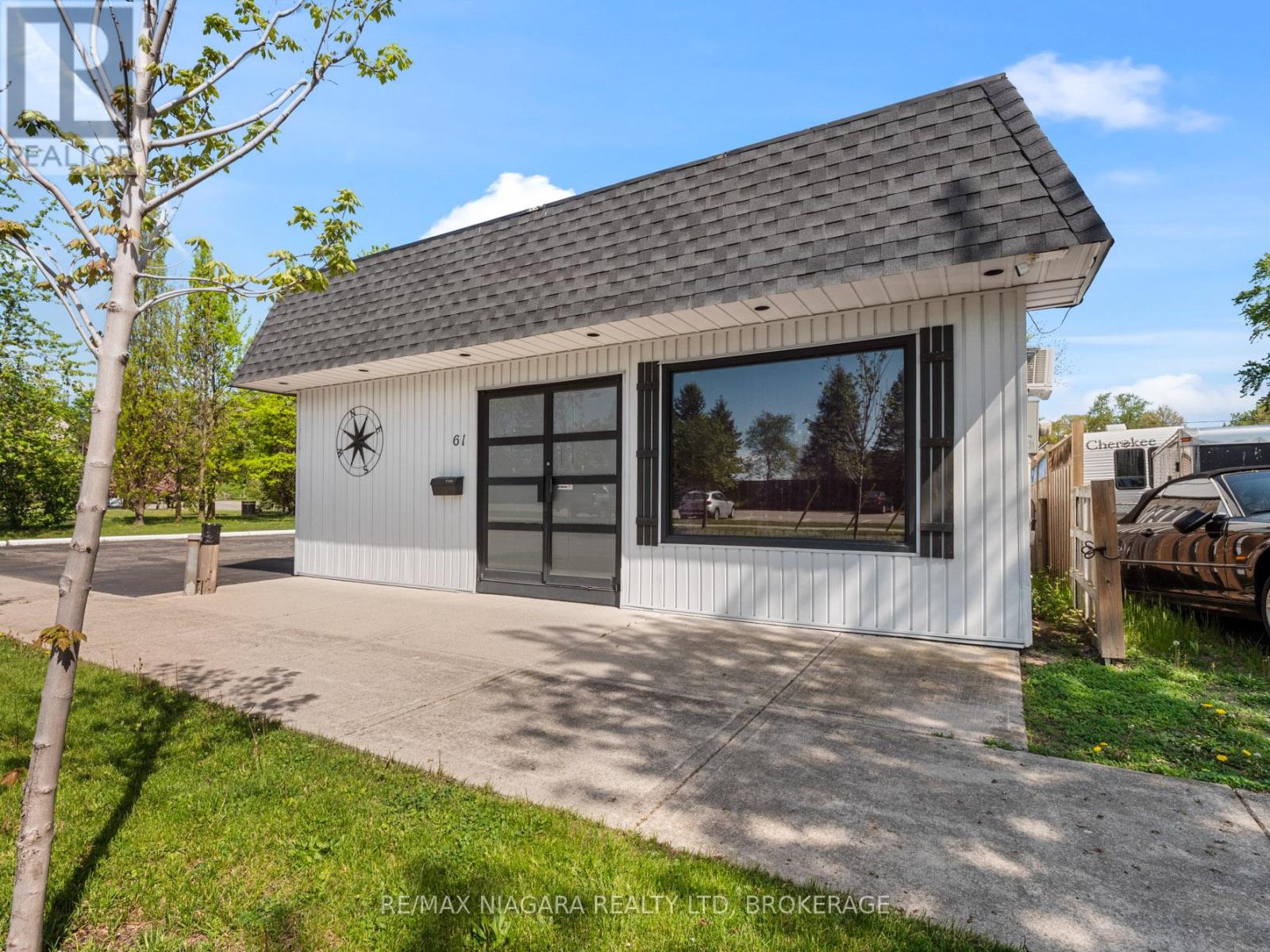 61 Queen Street, Fort Erie, Ontario  L2A 1T7 - Photo 2 - X12393901