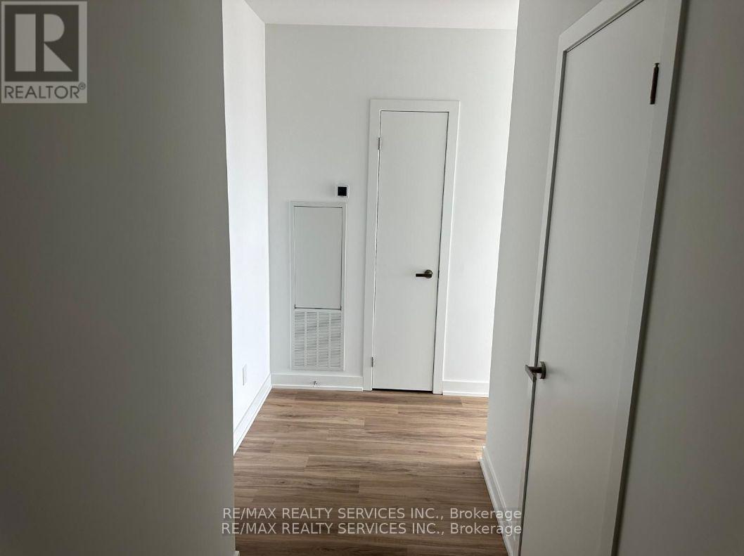 1302 - 370 Martha Street, Burlington, Ontario  L7R 0G9 - Photo 5 - W12834158