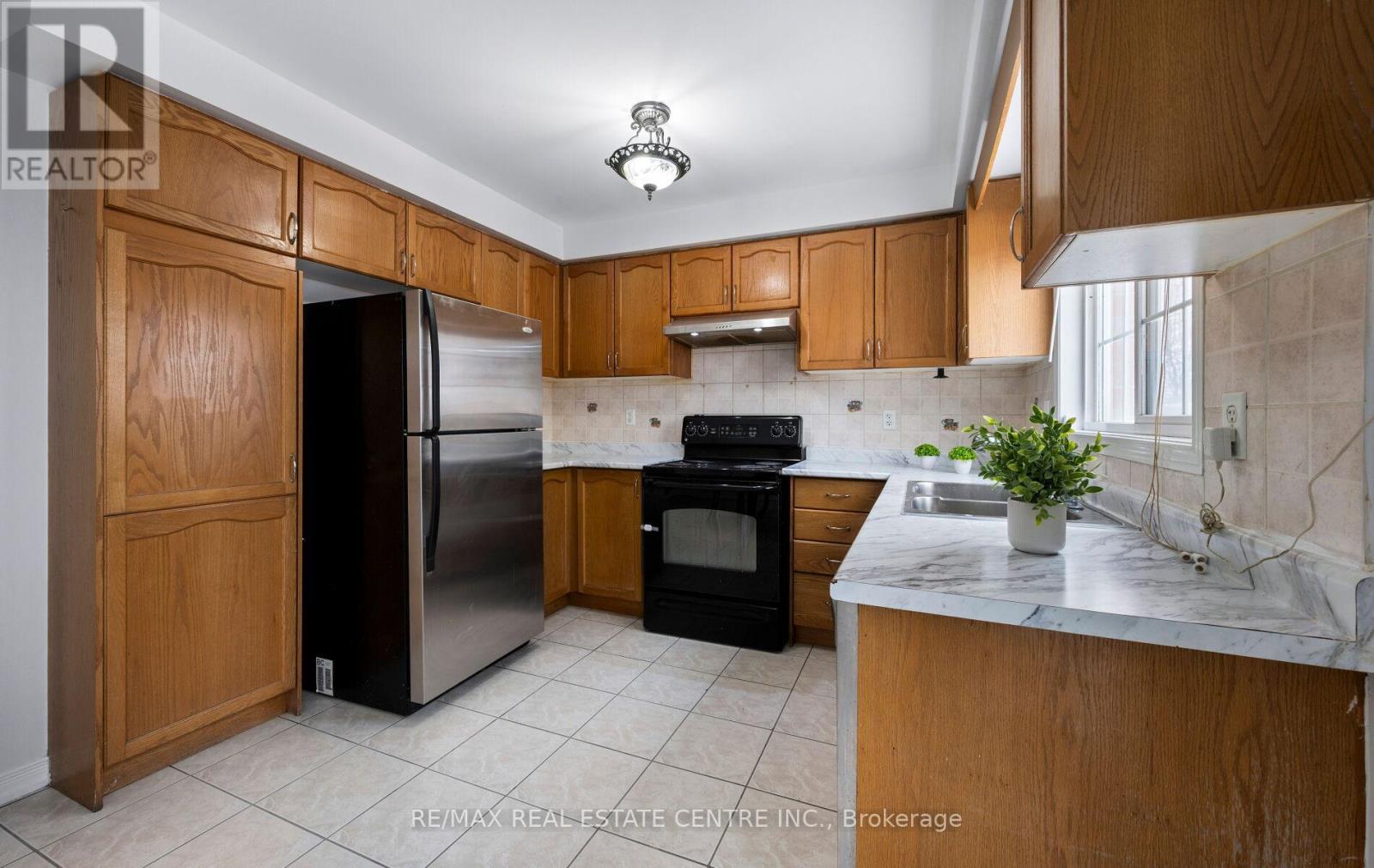 15 Revelstoke Place, Brampton, Ontario  L6R 3G3 - Photo 14 - W12834246