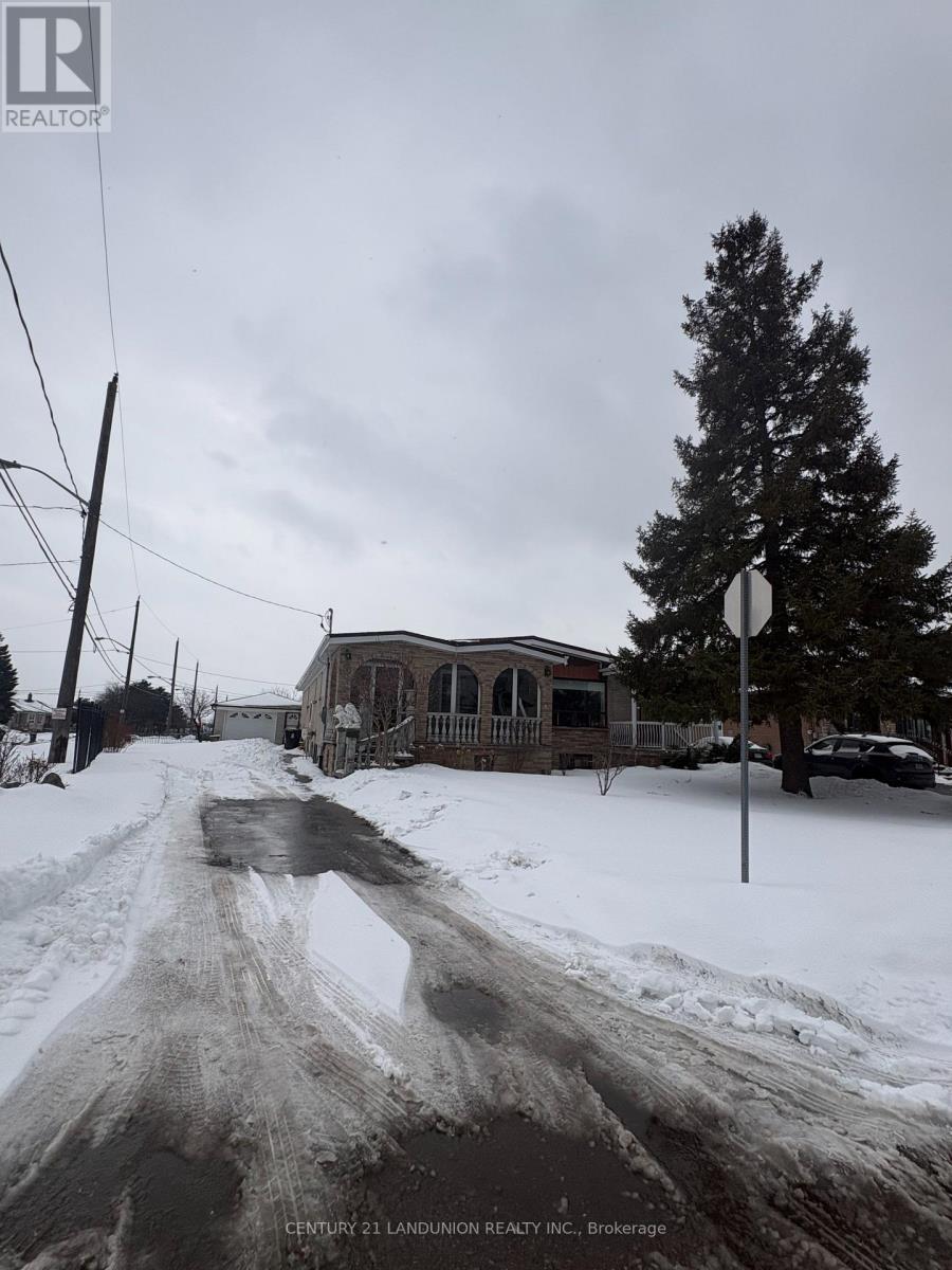 1 BRADY CRESCENT, Toronto, Ontario