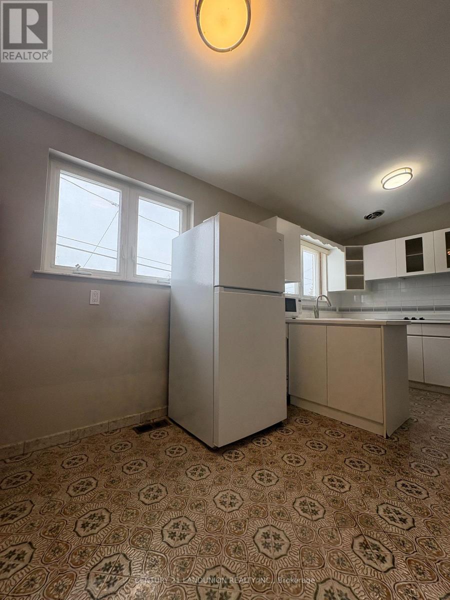 1 Brady Crescent, Toronto, Ontario  M3L 2B6 - Photo 4 - W12834264