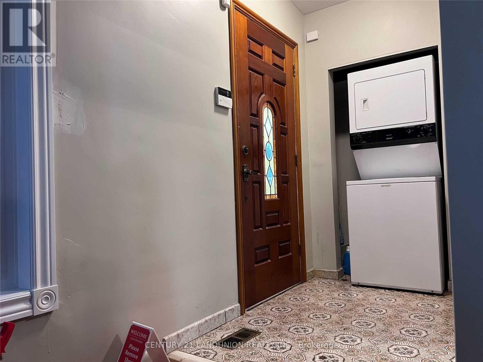 1 Brady Crescent, Toronto, Ontario  M3L 2B6 - Photo 6 - W12834264