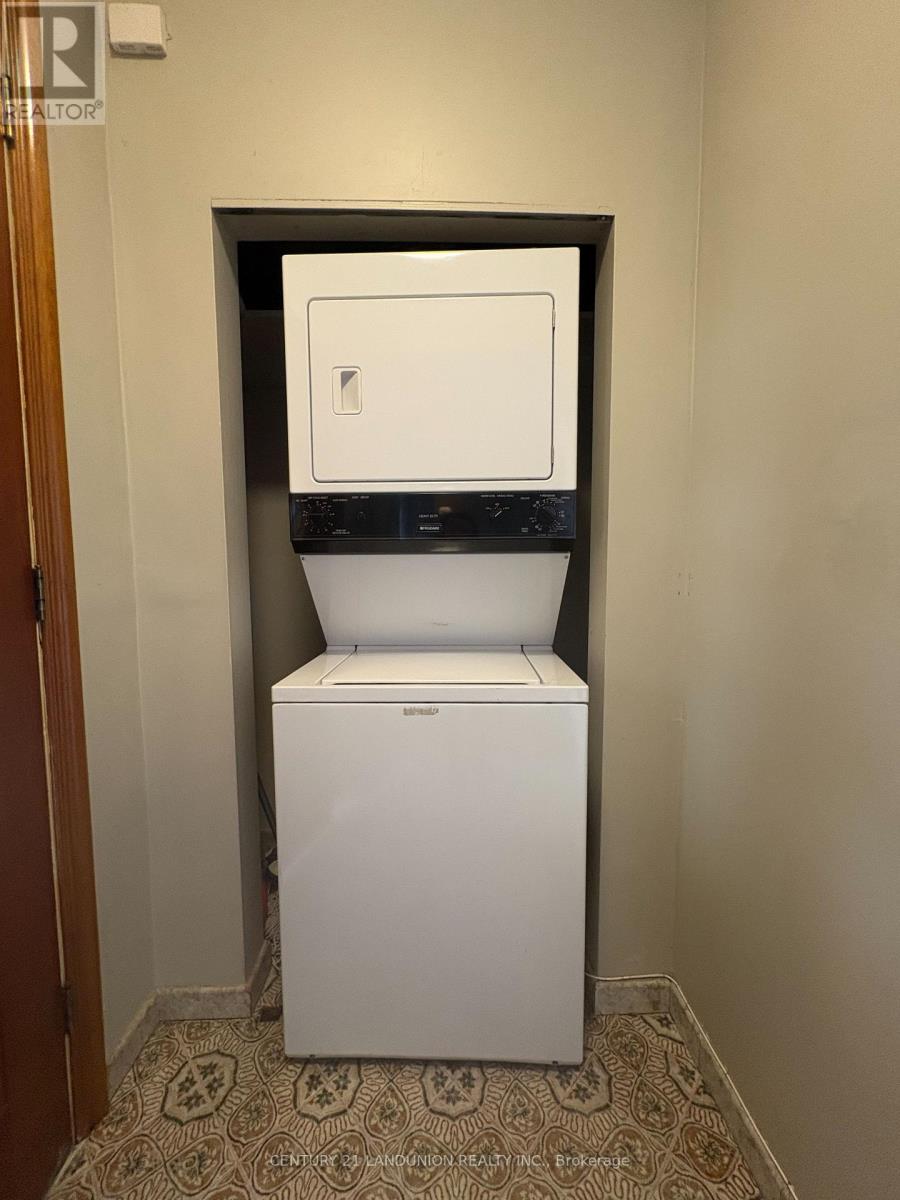 1 Brady Crescent, Toronto, Ontario  M3L 2B6 - Photo 7 - W12834264