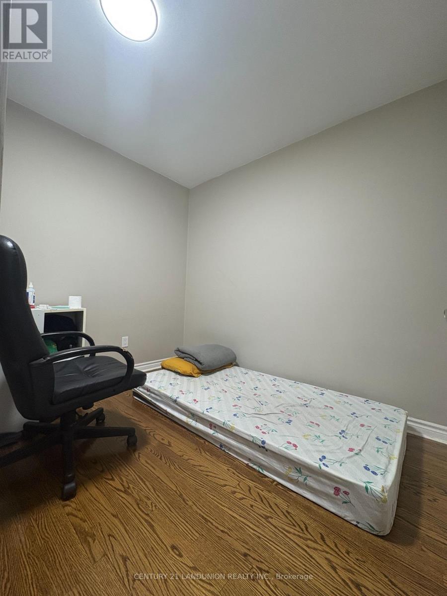 1 Brady Crescent, Toronto, Ontario  M3L 2B6 - Photo 8 - W12834264