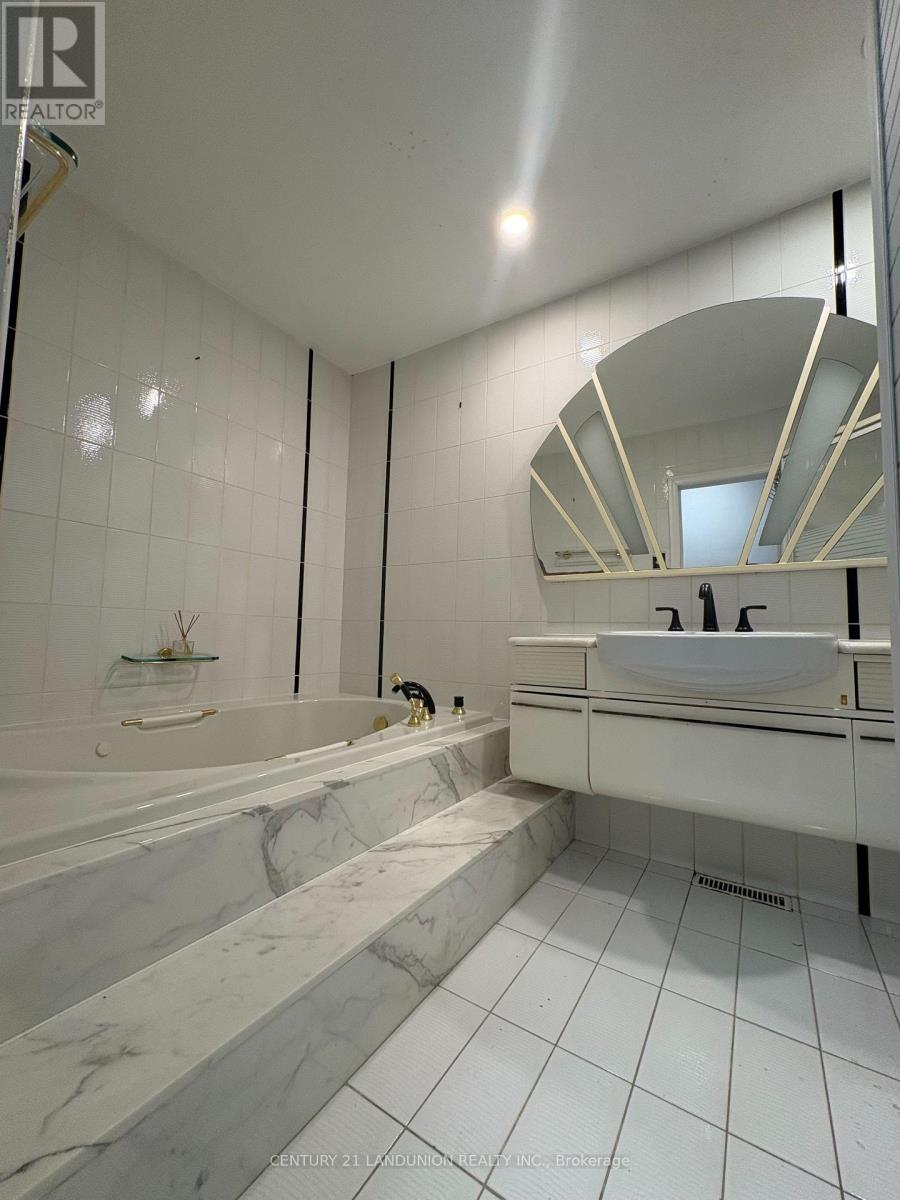 1 Brady Crescent, Toronto, Ontario  M3L 2B6 - Photo 9 - W12834264