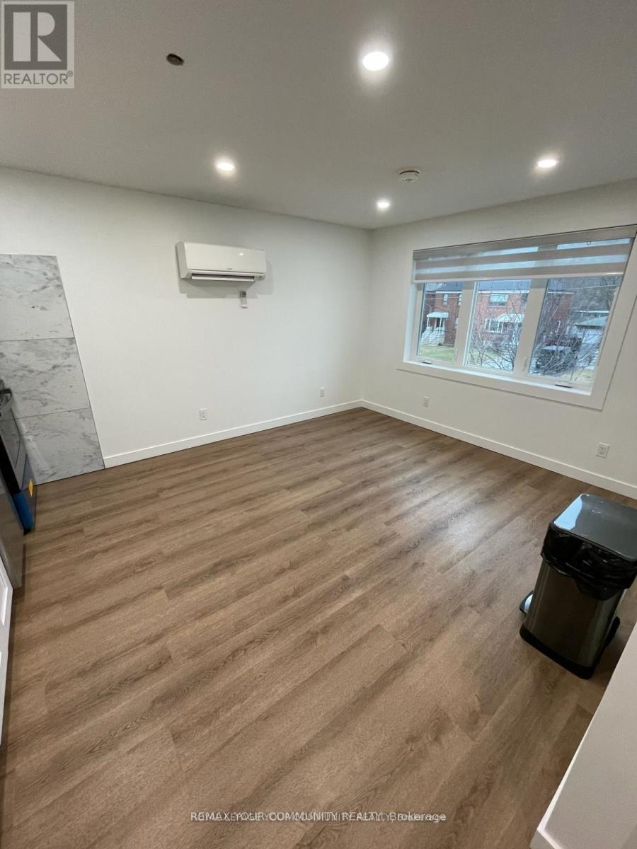 Upper - 2 Harold Street, Toronto, Ontario  M8Z 3R3 - Photo 12 - W12834270