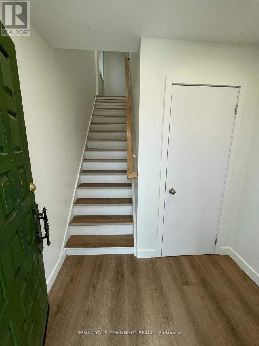 Upper - 2 Harold Street, Toronto, Ontario  M8Z 3R3 - Photo 3 - W12834270