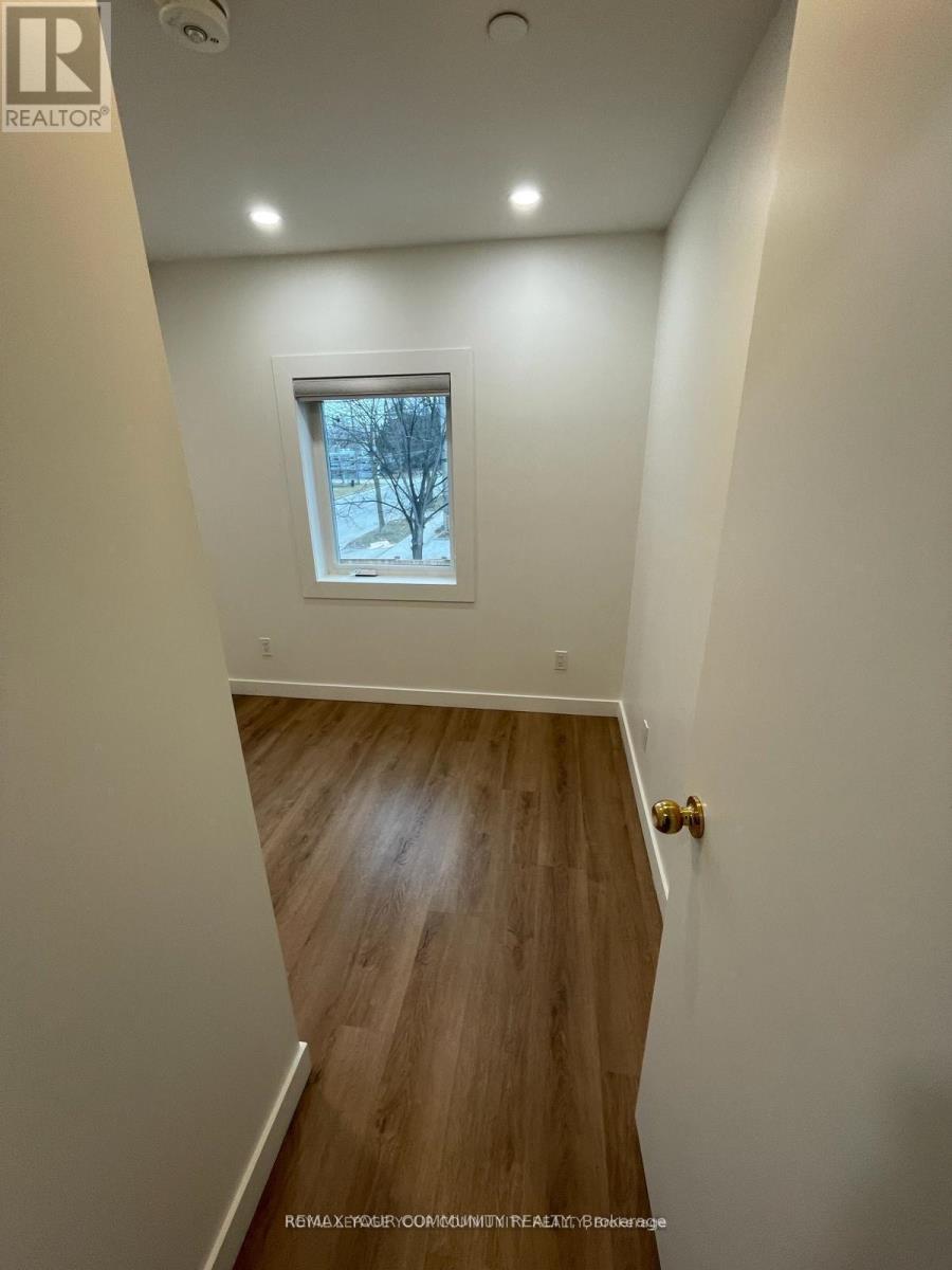 Upper - 2 Harold Street, Toronto, Ontario  M8Z 3R3 - Photo 7 - W12834270