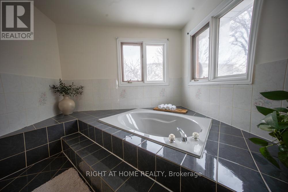 2088 Perran Drive, Mississauga, Ontario  L5K 2R4 - Photo 19 - W12834332