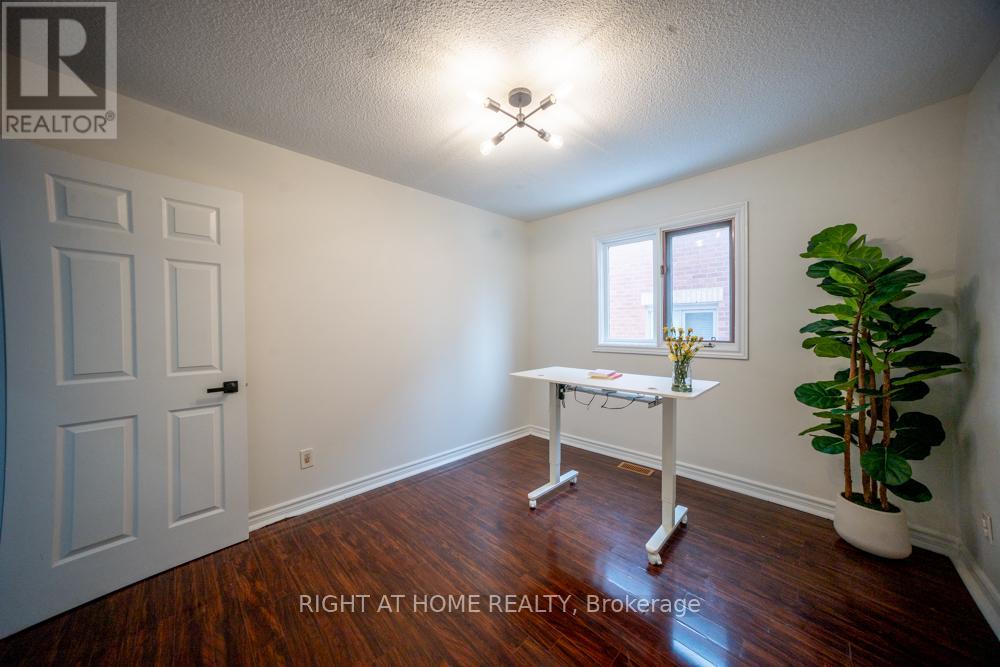 2088 Perran Drive, Mississauga, Ontario  L5K 2R4 - Photo 3 - W12834332