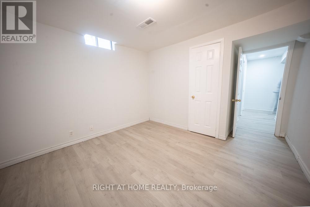 2088 Perran Drive, Mississauga, Ontario  L5K 2R4 - Photo 37 - W12834332