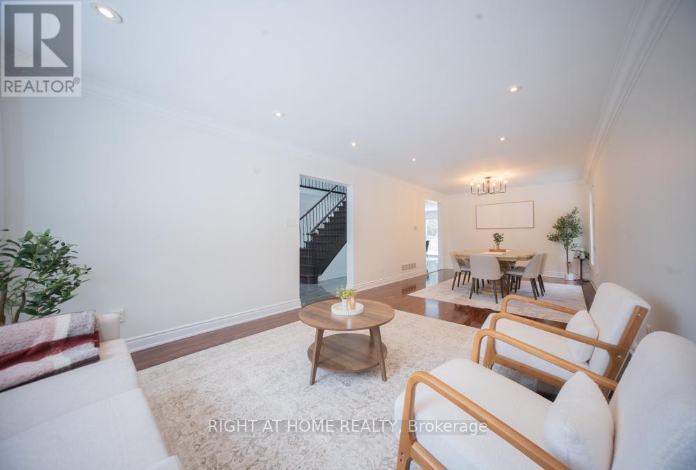 2088 Perran Drive, Mississauga, Ontario  L5K 2R4 - Photo 5 - W12834332