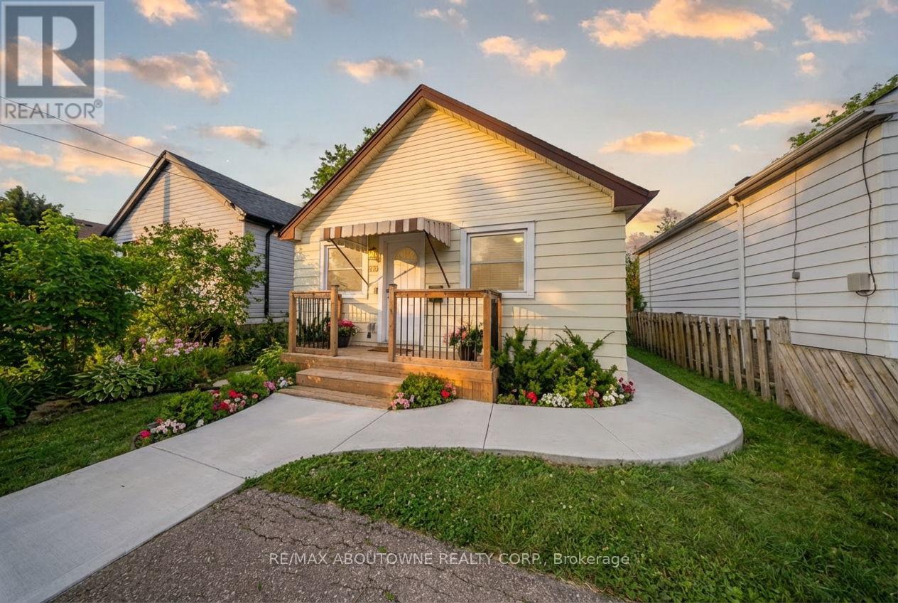 435 Waverly Street, Hamilton, Ontario  L8H 6R5 - Photo 2 - X12726270