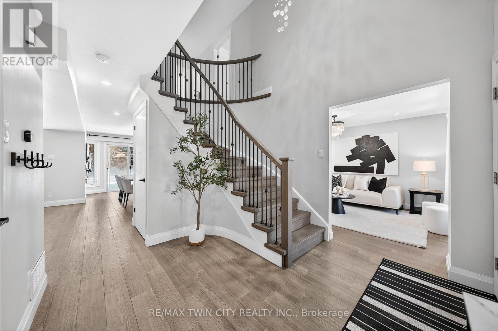 166 Westvale Drive, Waterloo, Ontario  N2T 1C2 - Photo 6 - X12834354