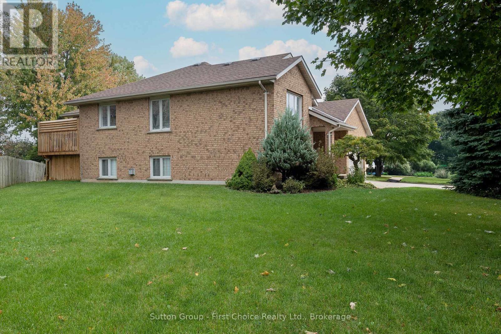 194 Norwood Court, Stratford, Ontario N5A 7S7 - Photo 4 - X12834606