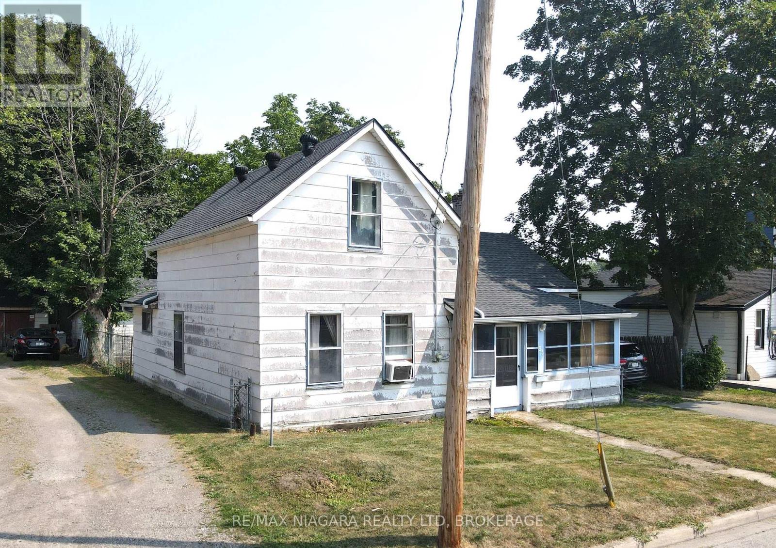 35 Forsythe Street, Fort Erie, Ontario  L2A 1X1 - Photo 2 - X12326566