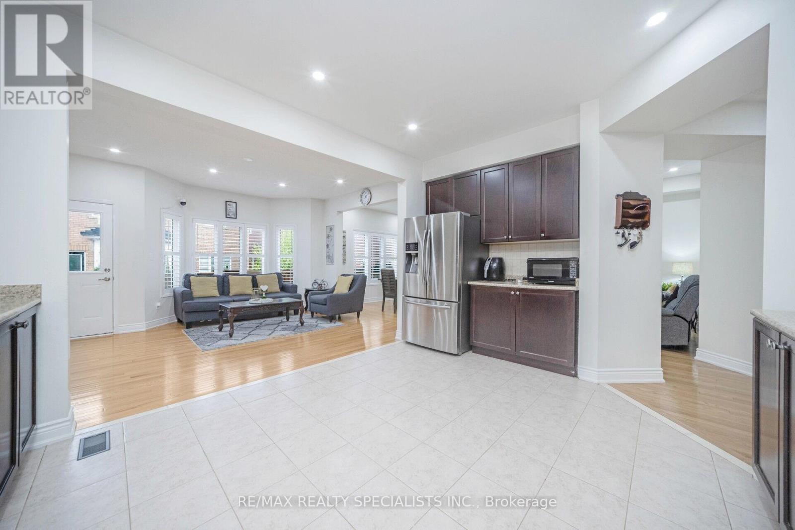 227 Valleyway Drive, Brampton, Ontario L6X 0N9 - Photo 17 - W12786996