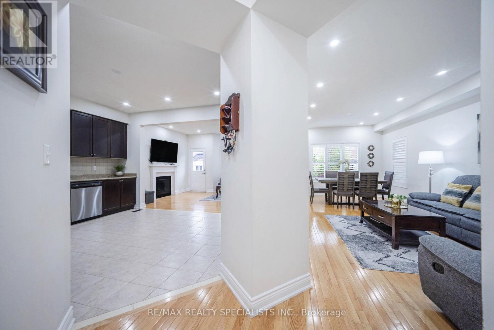 227 Valleyway Drive, Brampton, Ontario L6X 0N9 - Photo 18 - W12786996