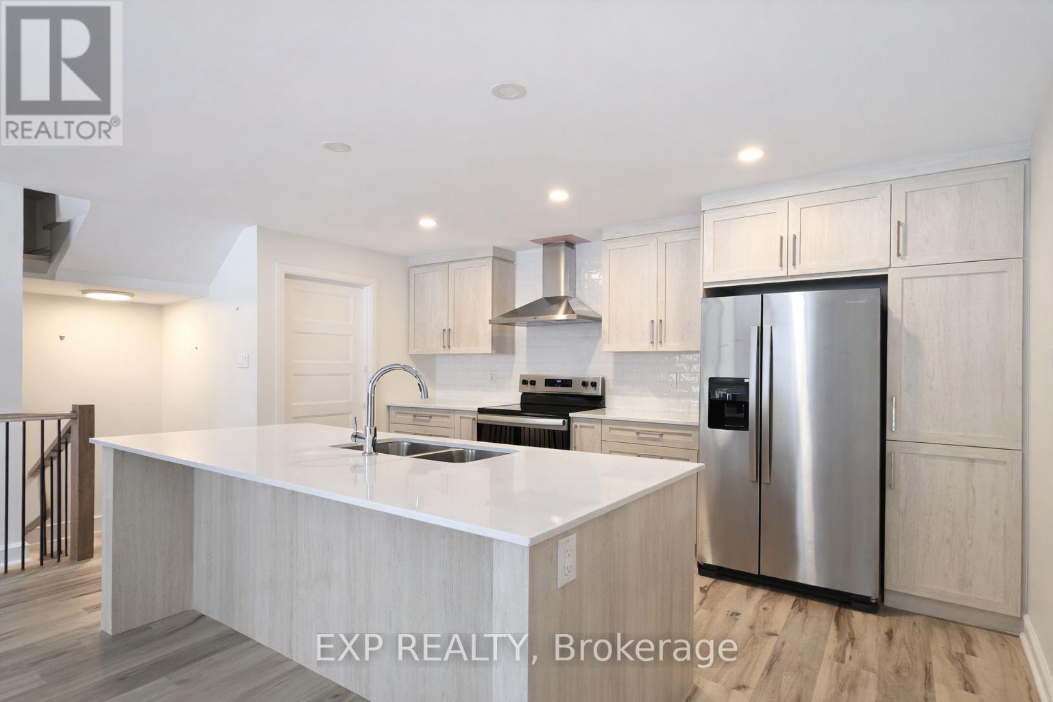 327 Voyageur Place, Russell, Ontario  K0A 1W0 - Photo 2 - X12370087