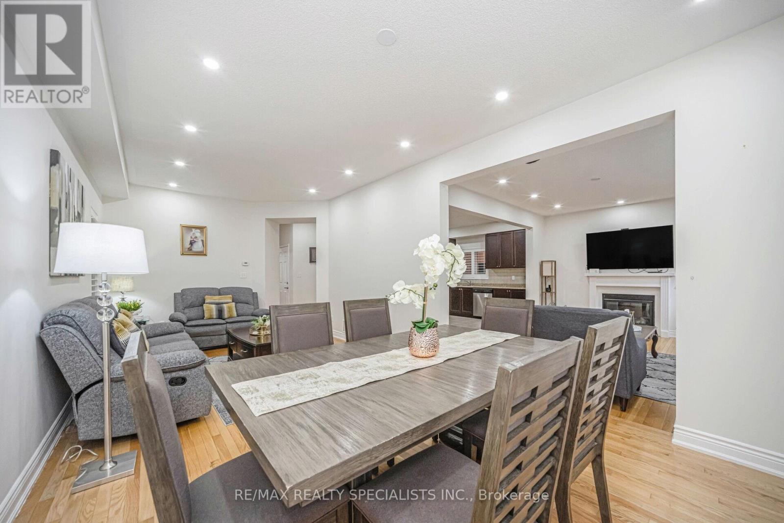 227 Valleyway Drive, Brampton, Ontario L6X 0N9 - Photo 7 - W12786996
