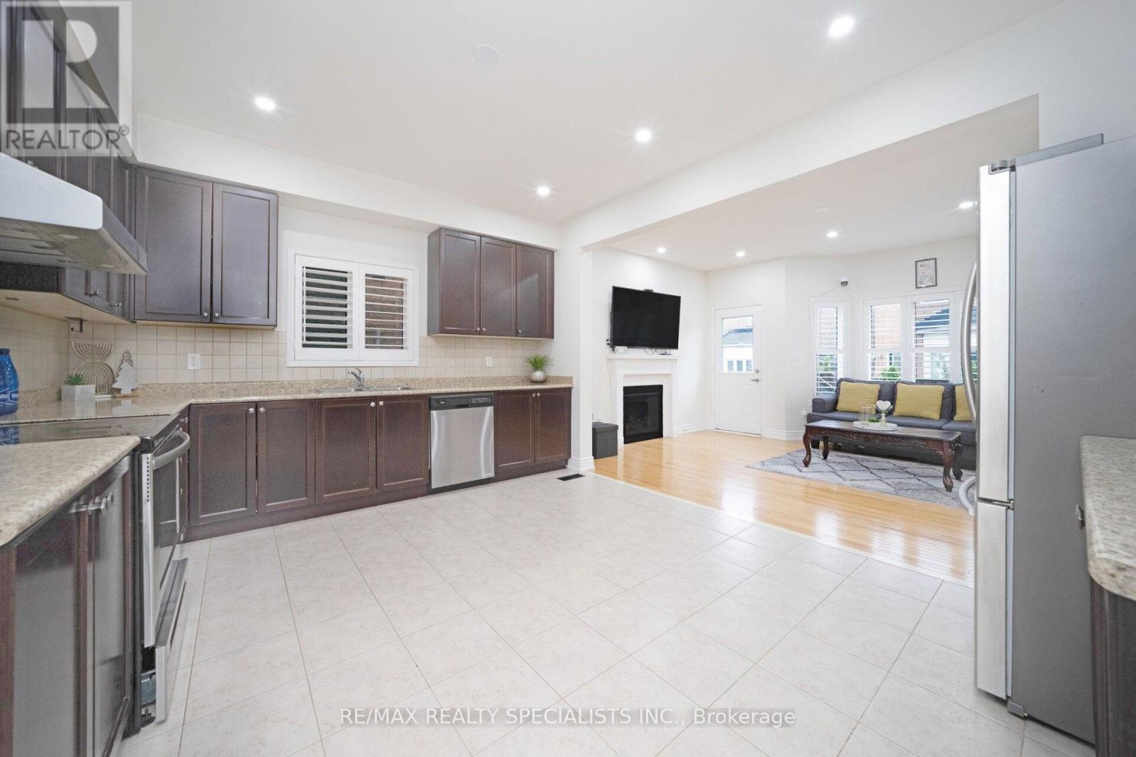 227 Valleyway Drive, Brampton, Ontario L6X 0N9 - Photo 13 - W12786996