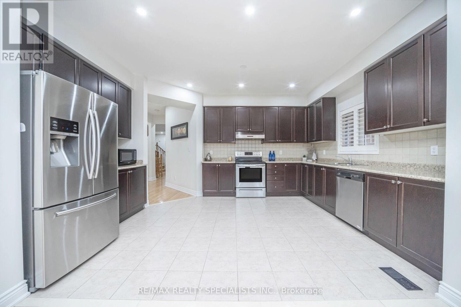 227 Valleyway Drive, Brampton, Ontario L6X 0N9 - Photo 15 - W12786996
