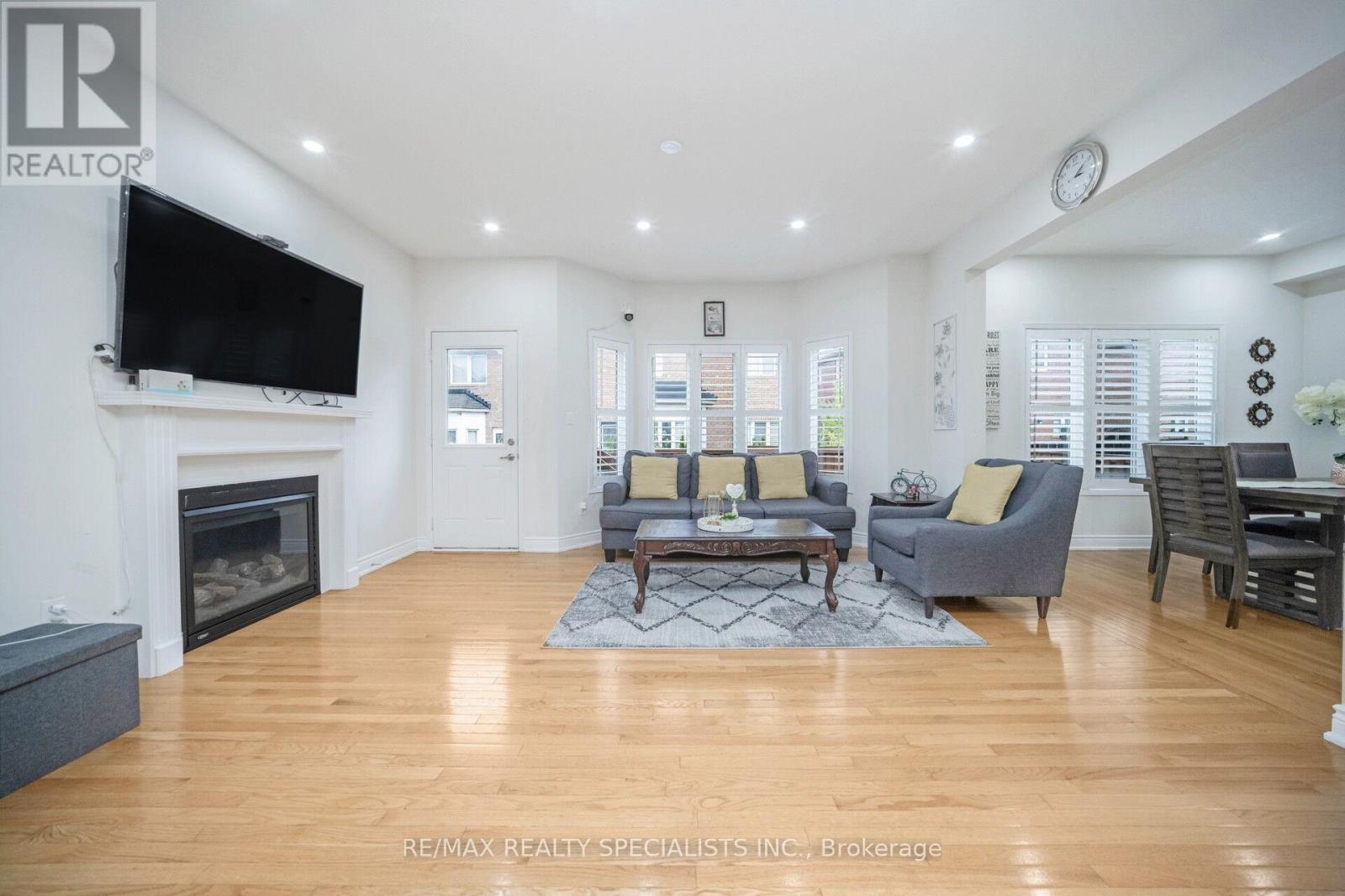 227 Valleyway Drive, Brampton, Ontario L6X 0N9 - Photo 5 - W12786996