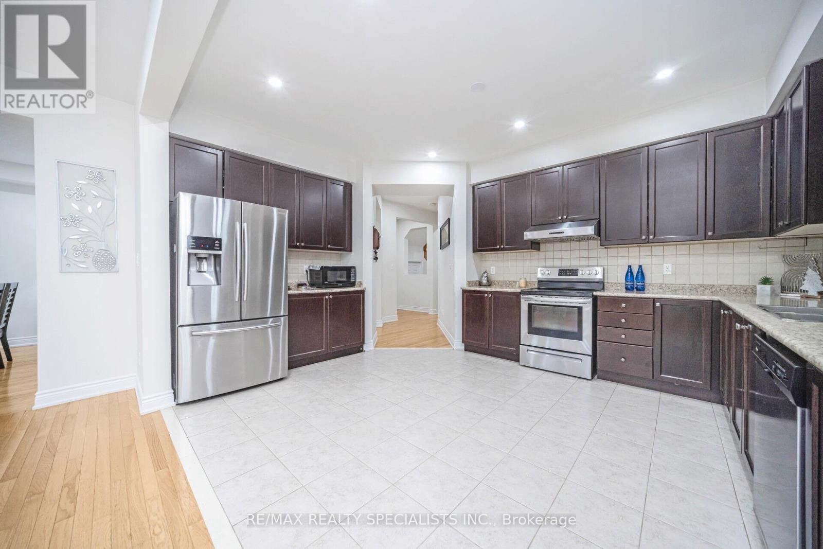 227 Valleyway Drive, Brampton, Ontario L6X 0N9 - Photo 16 - W12786996