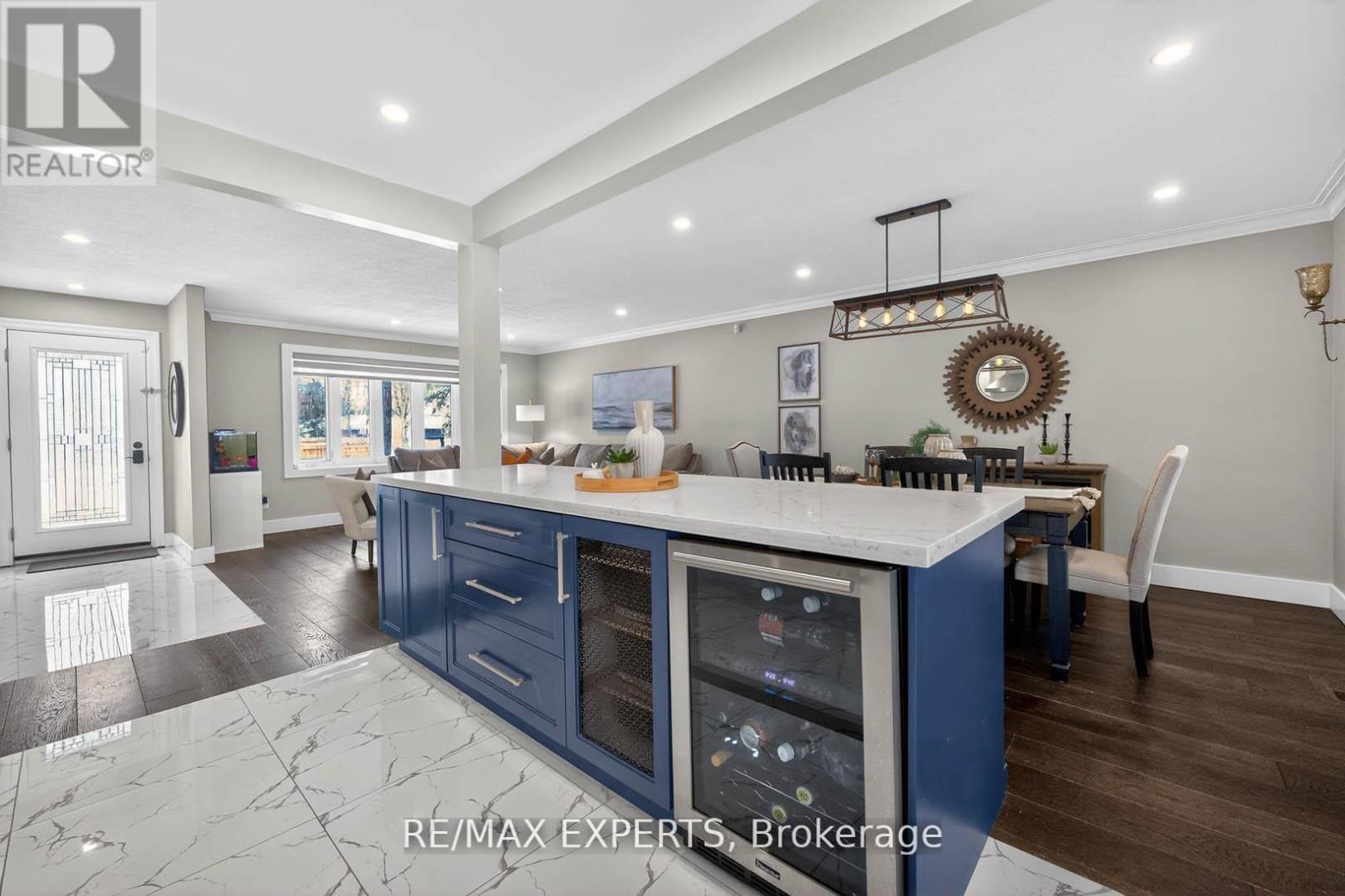 60 Suburban Drive, Mississauga, Ontario L5N 1G9 - Photo 16 - W12834484