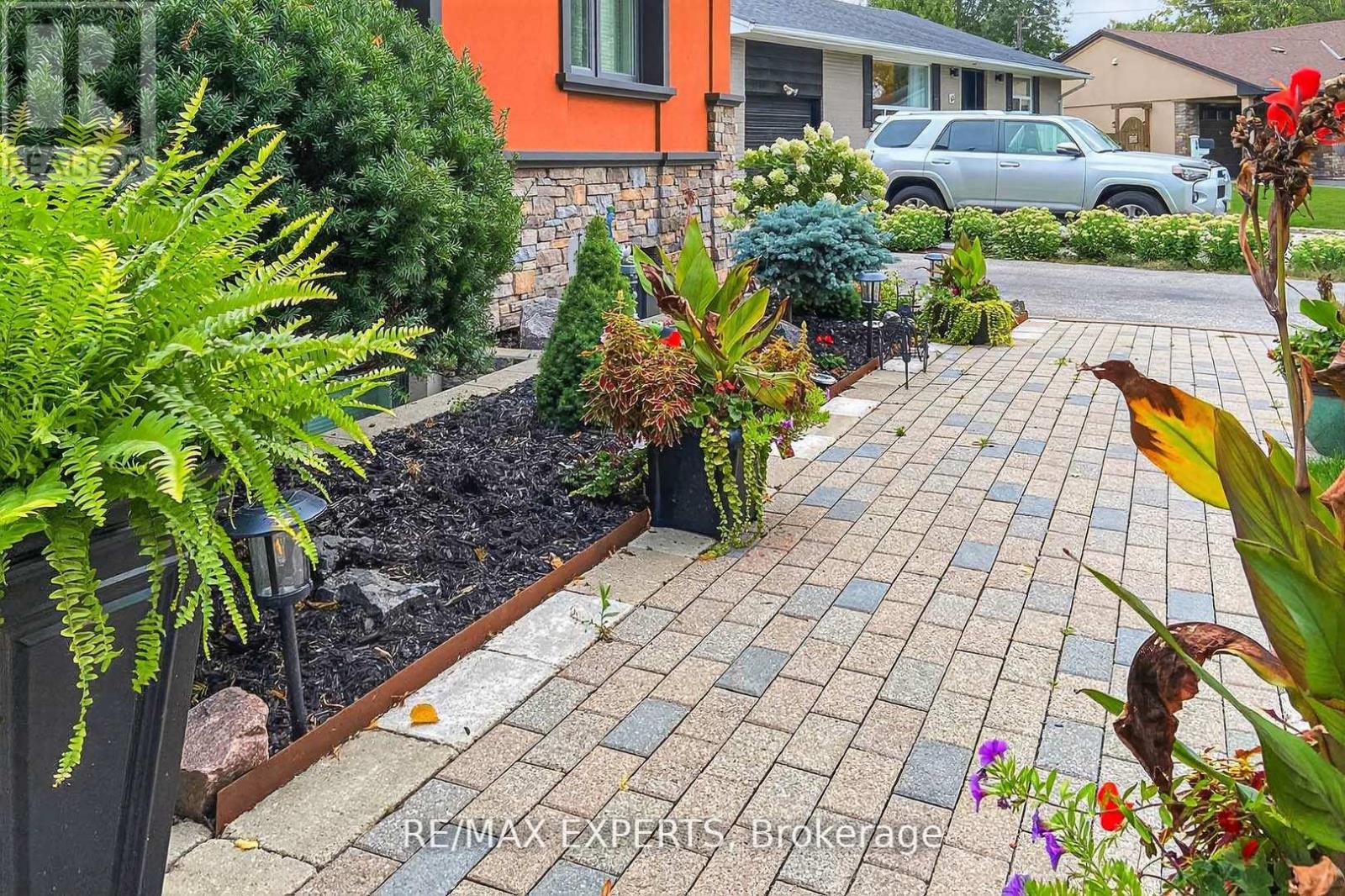 60 Suburban Drive, Mississauga, Ontario L5N 1G9 - Photo 3 - W12834484