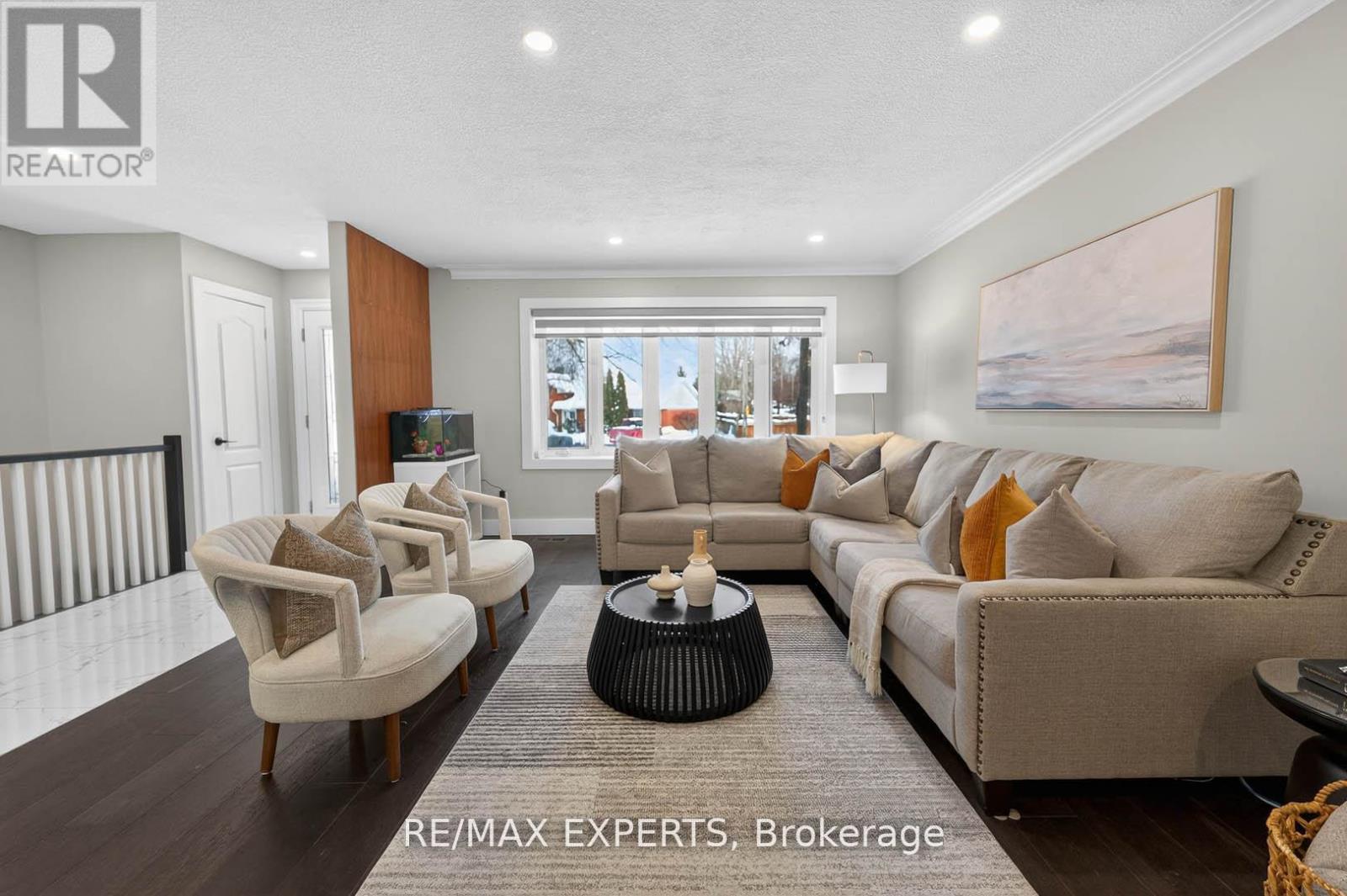 60 Suburban Drive, Mississauga, Ontario L5N 1G9 - Photo 5 - W12834484