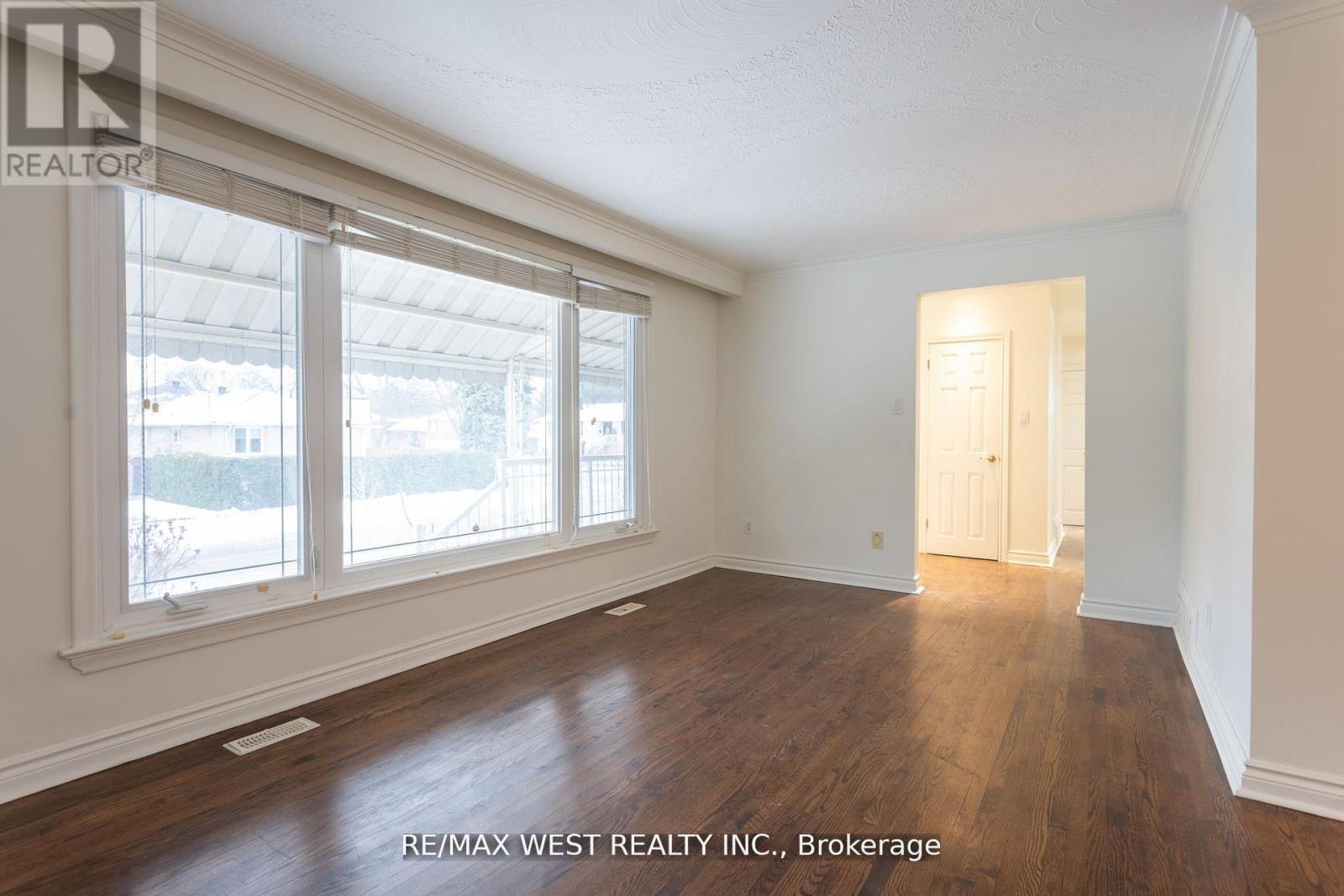 Main - 28 Paragon Road, Toronto, Ontario  M9R 1J5 - Photo 4 - W12834530