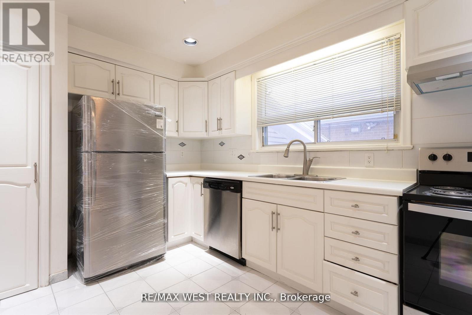 Main - 28 Paragon Road, Toronto, Ontario  M9R 1J5 - Photo 5 - W12834530