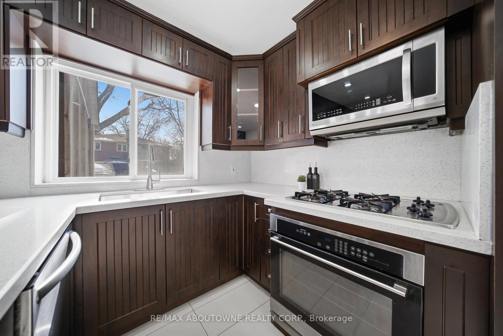 1238 Bray Court, Mississauga, Ontario  L5J 3S5 - Photo 12 - W12834550