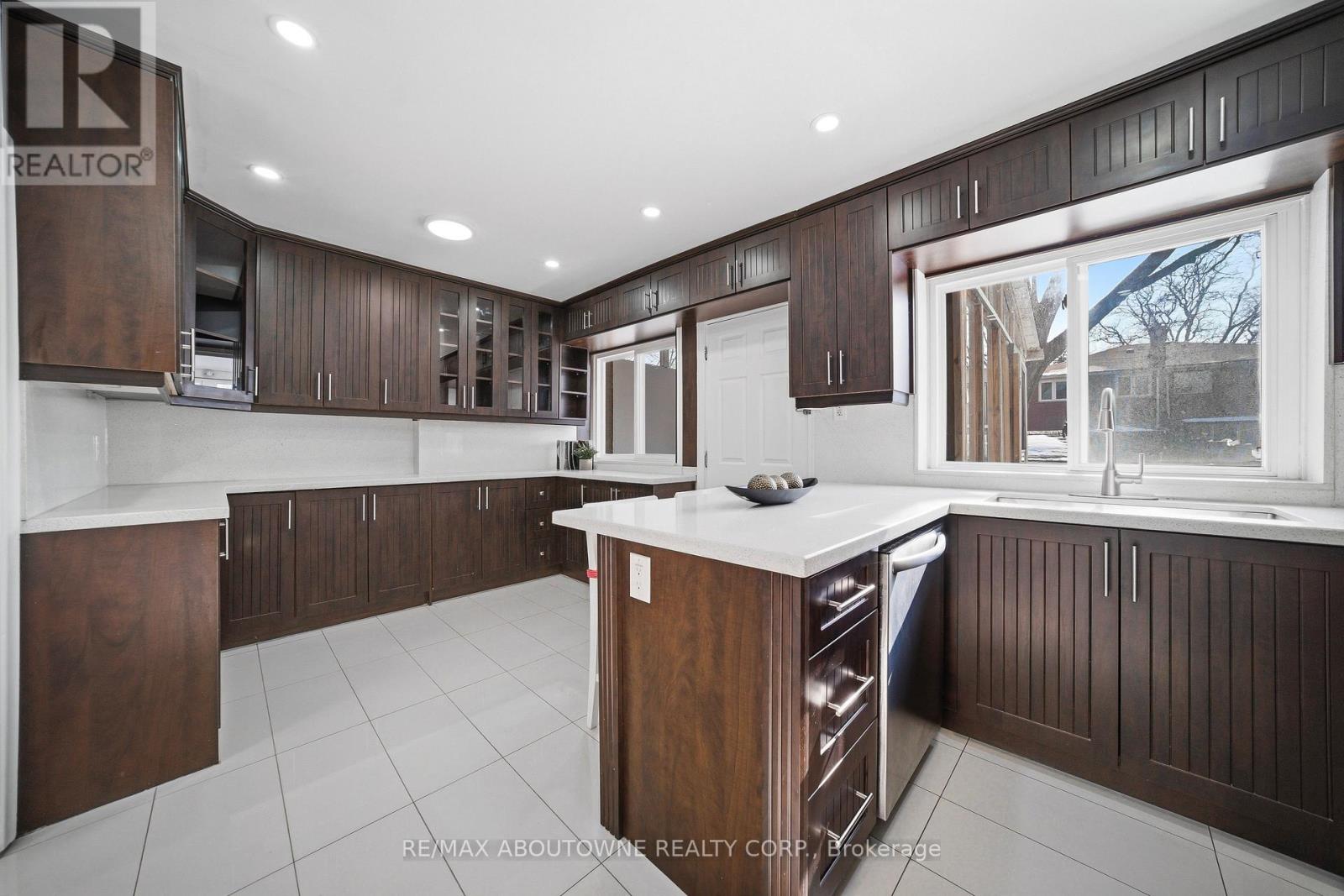 1238 Bray Court, Mississauga, Ontario  L5J 3S5 - Photo 13 - W12834550