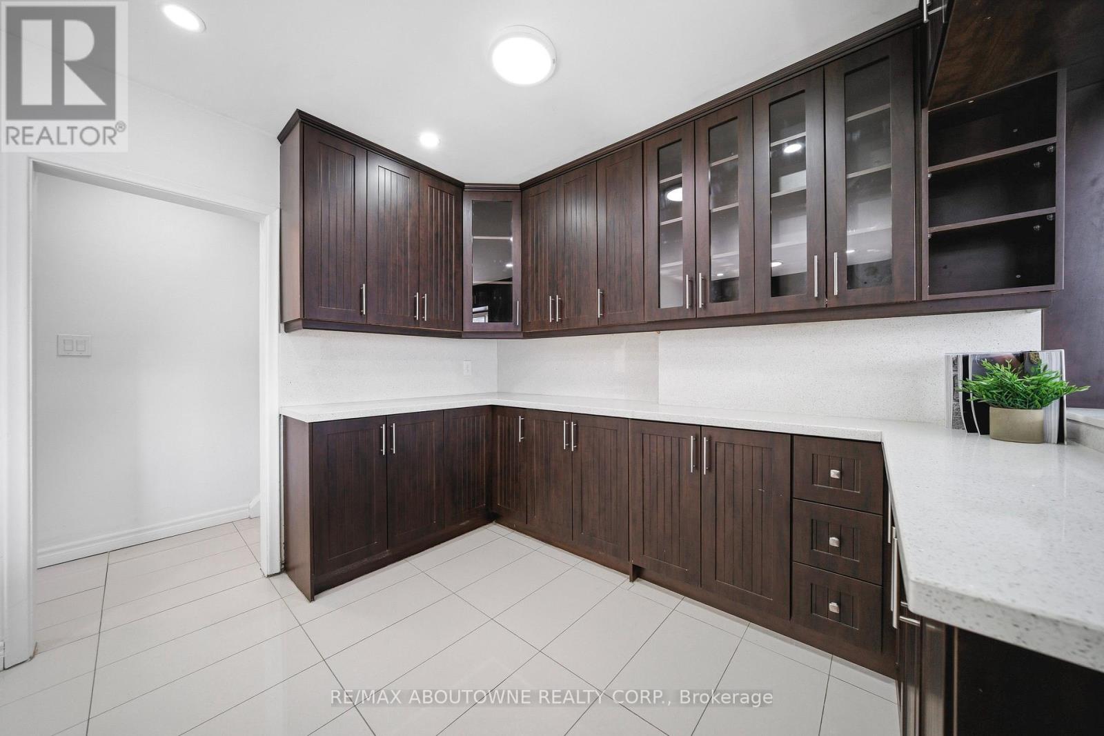 1238 Bray Court, Mississauga, Ontario  L5J 3S5 - Photo 14 - W12834550