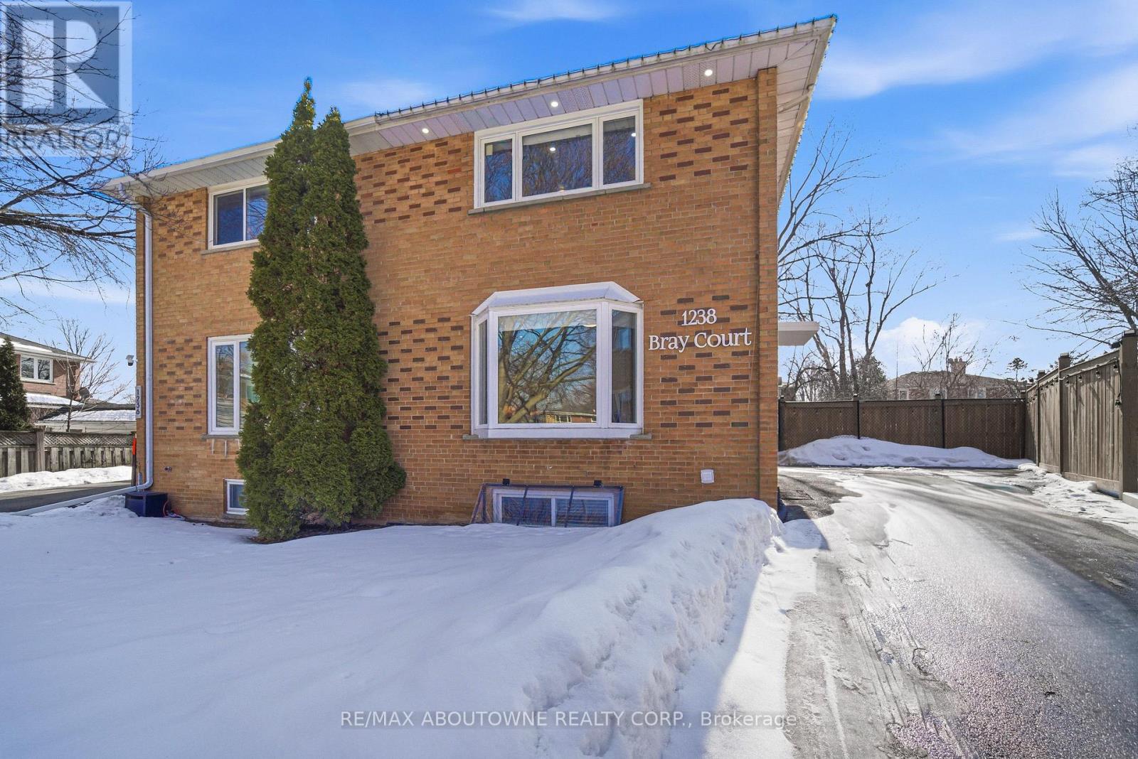 1238 Bray Court, Mississauga, Ontario  L5J 3S5 - Photo 2 - W12834550