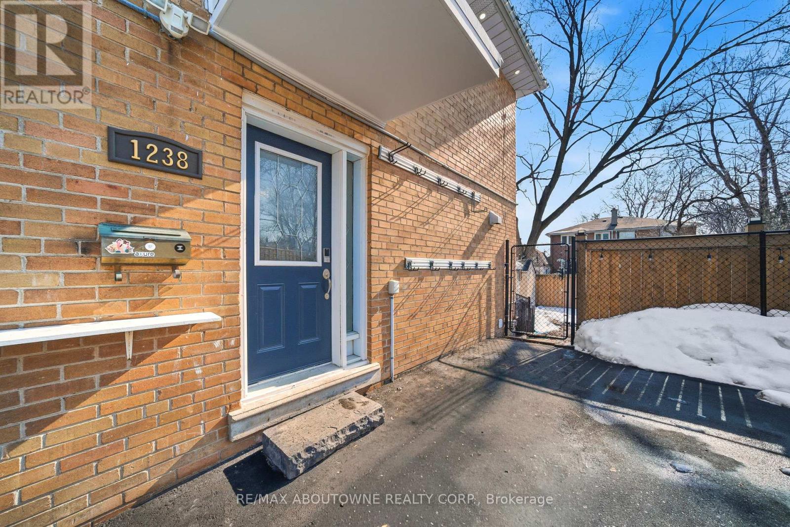 1238 Bray Court, Mississauga, Ontario  L5J 3S5 - Photo 3 - W12834550