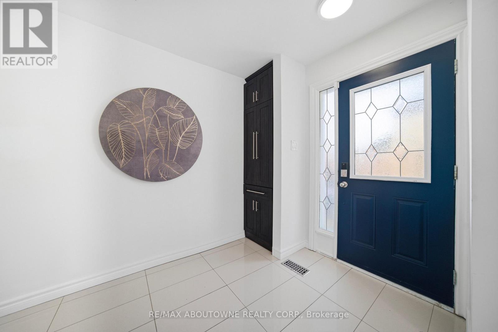 1238 Bray Court, Mississauga, Ontario  L5J 3S5 - Photo 4 - W12834550