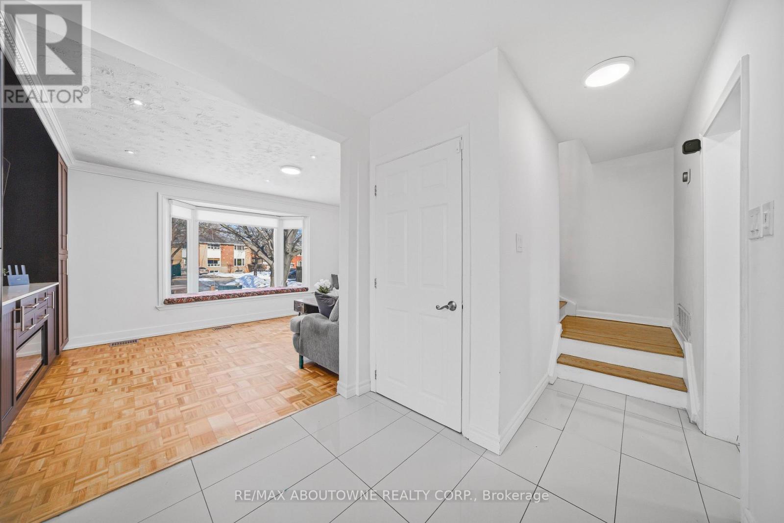 1238 Bray Court, Mississauga, Ontario  L5J 3S5 - Photo 6 - W12834550