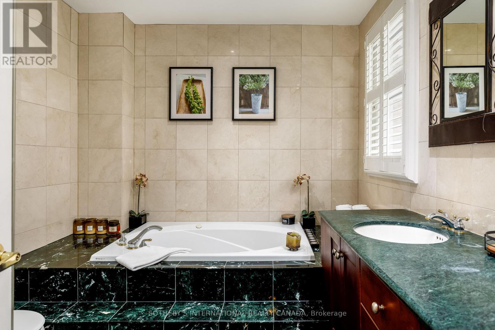 26 Tamarack Circle, Toronto, Ontario  M9P 3T9 - Photo 25 - W12834622