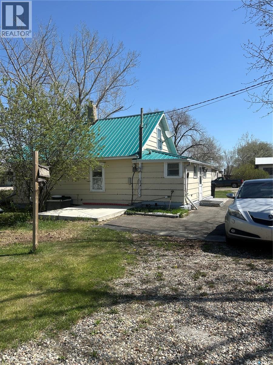 326 Taylor Street, Bienfait, Saskatchewan  S0C 0M0 - Photo 2 - SK029485