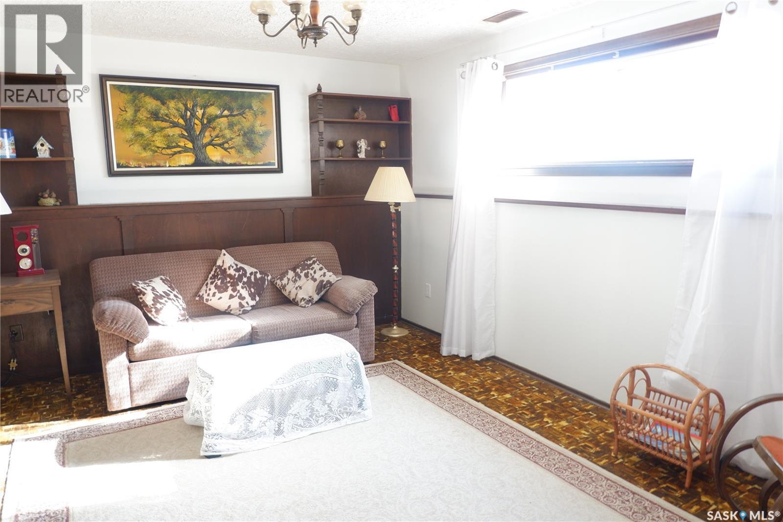 529 6th Avenue E, Assiniboia, Saskatchewan  S0H 0B0 - Photo 29 - SK029477