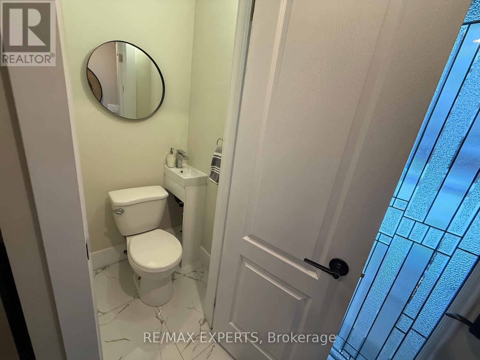 60 Suburban Drive, Mississauga, Ontario L5N 1G9 - Photo 17 - W12834484