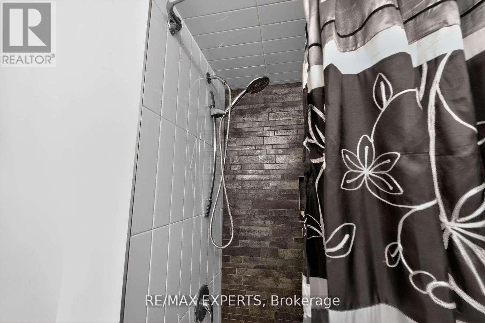 60 Suburban Drive, Mississauga, Ontario L5N 1G9 - Photo 34 - W12834484